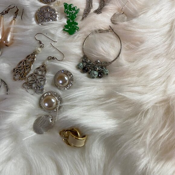 Lot of 20 Earrings Pairs Assorted Colors & Shapes Mixed Women's Jewelry Lots - Picture 4 of 7